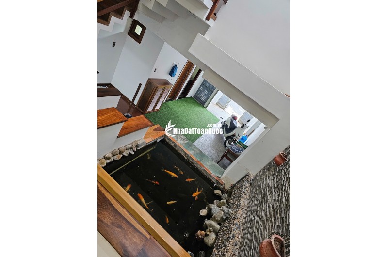 Bán nhà 3 tầng Phó Đức Chính, Vĩnh Hòa – gần biển 300m, có hồ cá Koi, giá 10 tỷ